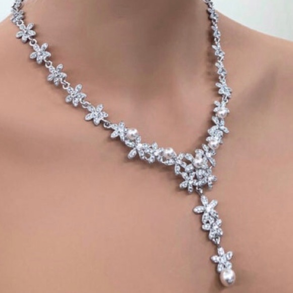 NWT Dainty Pearls & Crystals & Necklace Set - Picture 10 of 10